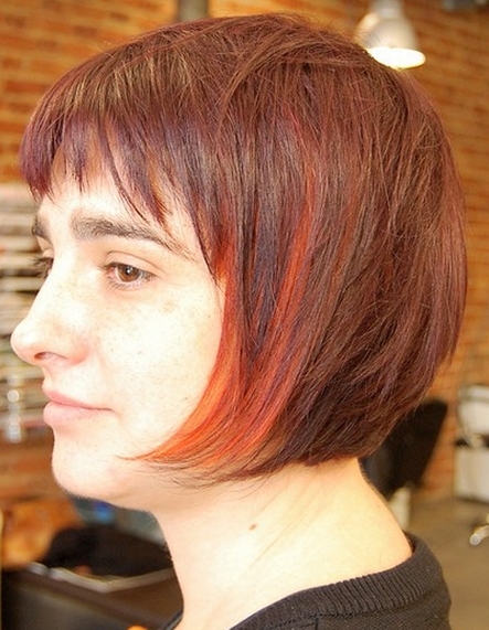 Bok fryzury bob z czerwonymi i pomarańczowymi pasemkami, uczesanie damskie zdjęcie numer 155